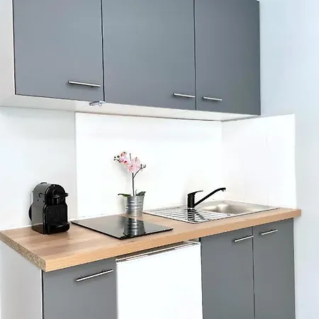 1601B - Studio Near Champs Elysees *