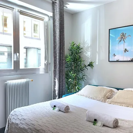 1601B - Studio Near Champs Elysees *